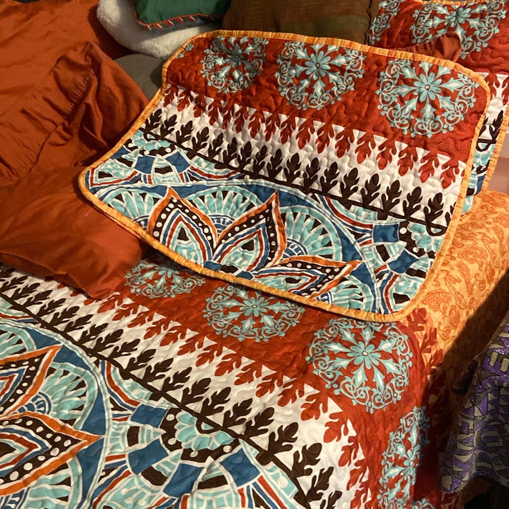 Full size quilt with one sham to match